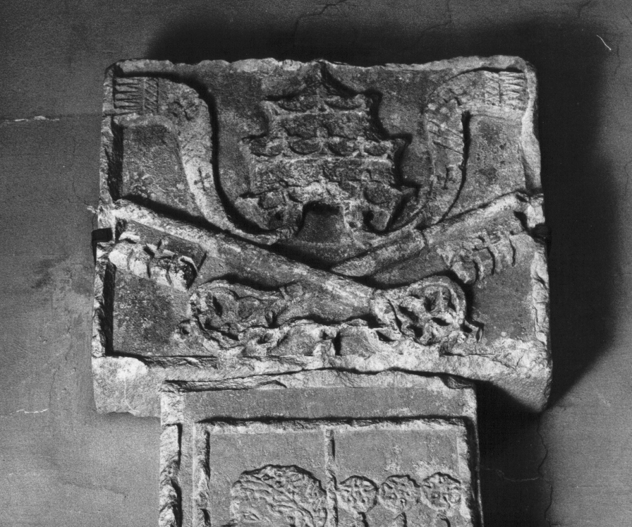 stemma papale (rilievo) - ambito romano (metà sec. XV)