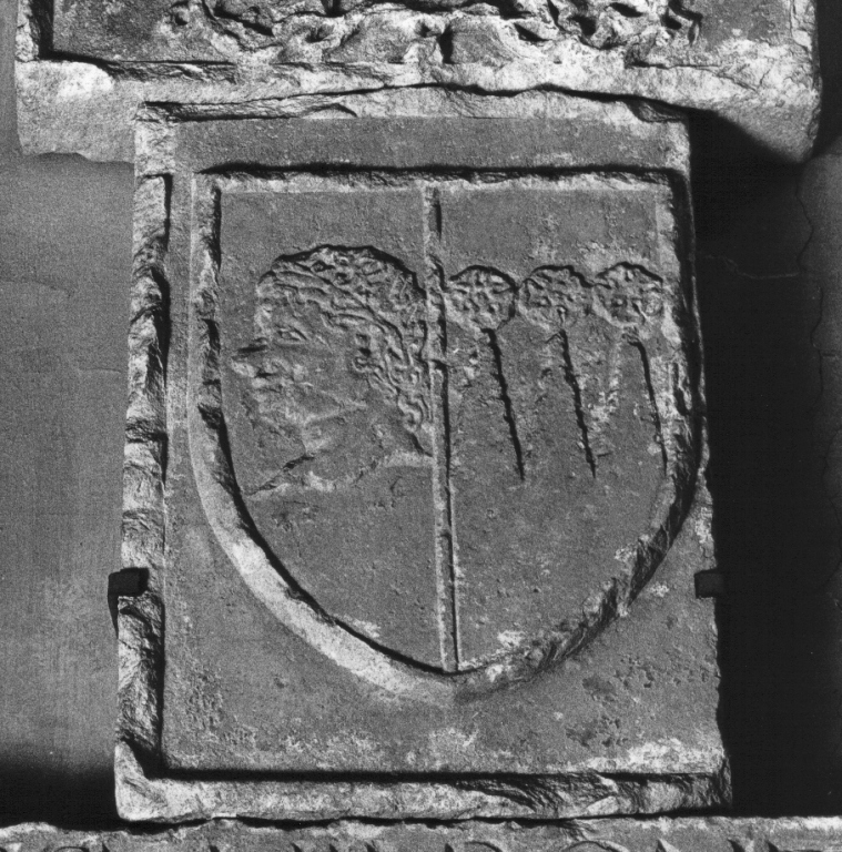 stemma gentilizio (lapide, frammento) - ambito romano (metà sec. XV)