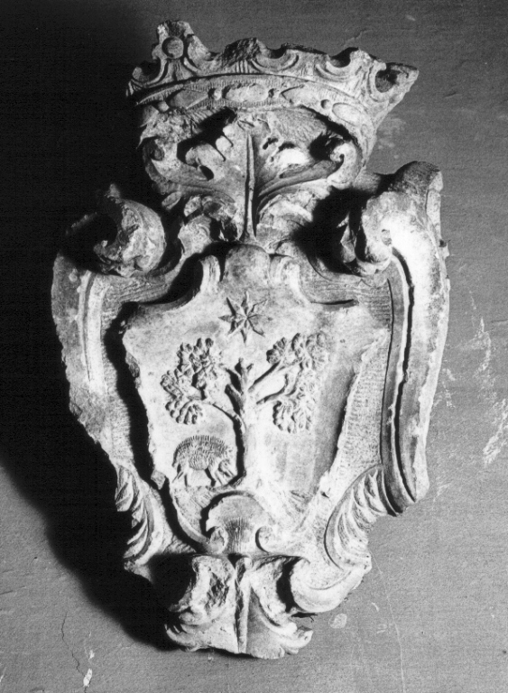 stemma gentilizio della famiglia Ricci (rilievo) - ambito laziale (sec. XVIII)