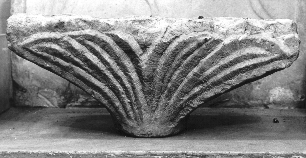 capitello di colonnina - ambito laziale (secc. XII/ XIII)