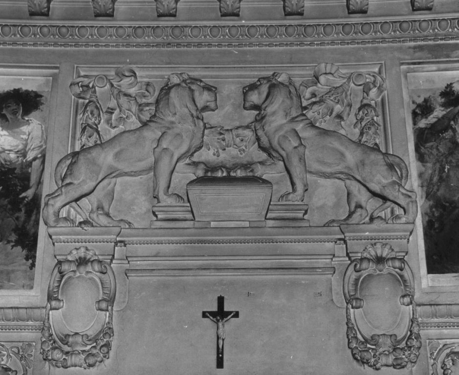 leoni (rilievo) di Bazzani Cesare, Candoni Albino, Bucci Luigi (sec. XX)