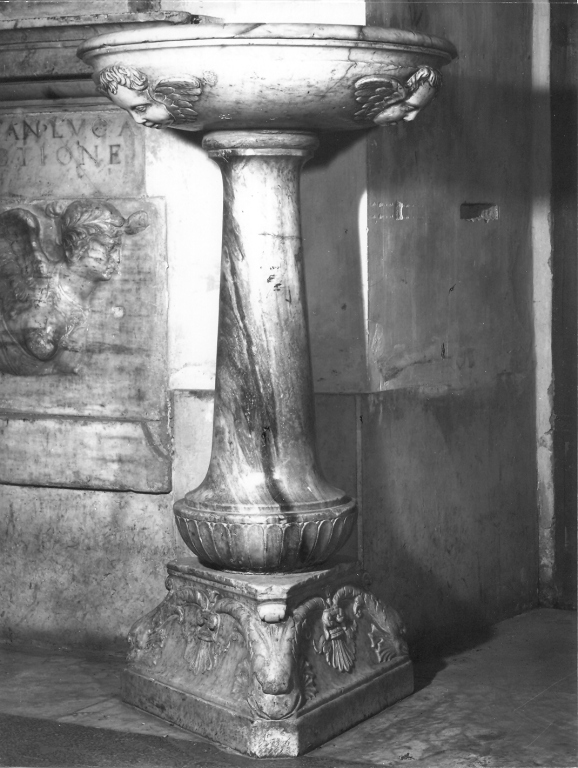 acquasantiera - a fusto - ambito romano (secondo quarto sec. XVI)