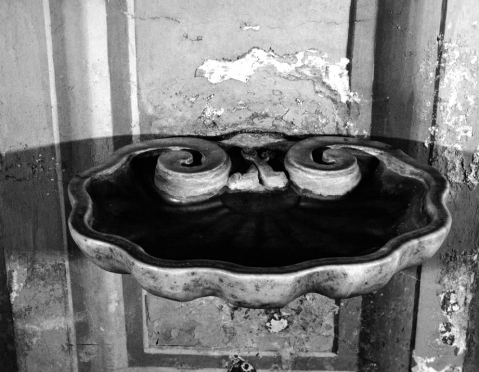 acquasantiera - a conchiglia - manifattura laziale (ultimo quarto sec. XVIII)