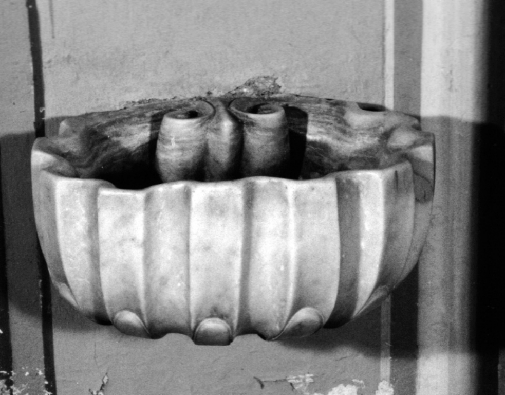 acquasantiera - a conchiglia - manifattura laziale (sec. XVIII)