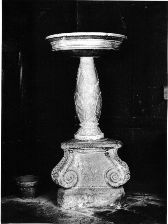 acquasantiera - a fusto - produzione laziale (sec. XVI)