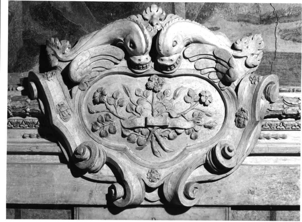 motivo decorativo: targa sagomata con animali e fiori (decorazione plastica, complesso decorativo) - ambito romano (sec. XVII)