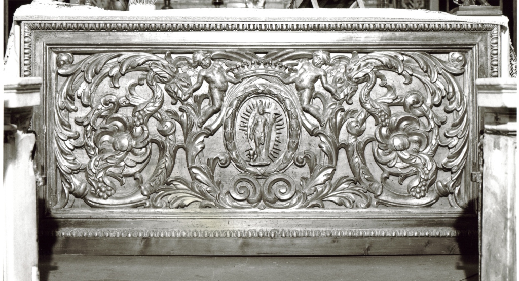 Cristo risorto tra motivi decorativi ad angeli e girali (paliotto - a pannello architettonico) - produzione laziale (sec. XIX)