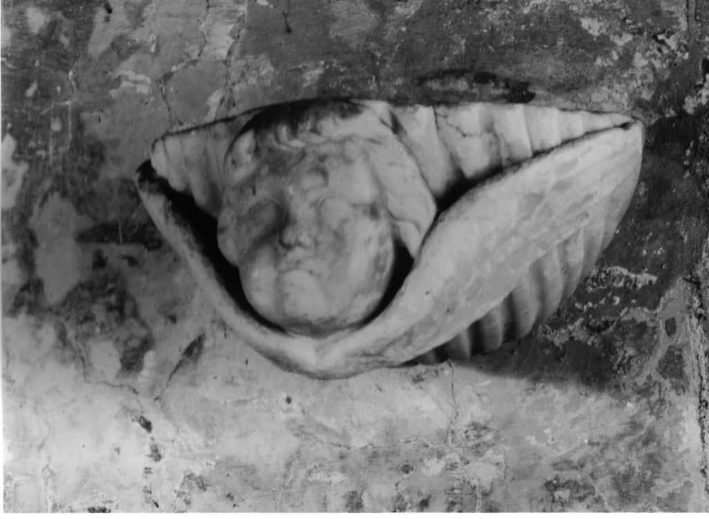 acquasantiera - a conchiglia - ambito laziale (fine/inizio secc. XVI/ XVII)