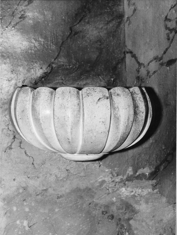 acquasantiera da parete, coppia - ambito laziale (sec. XVIII)