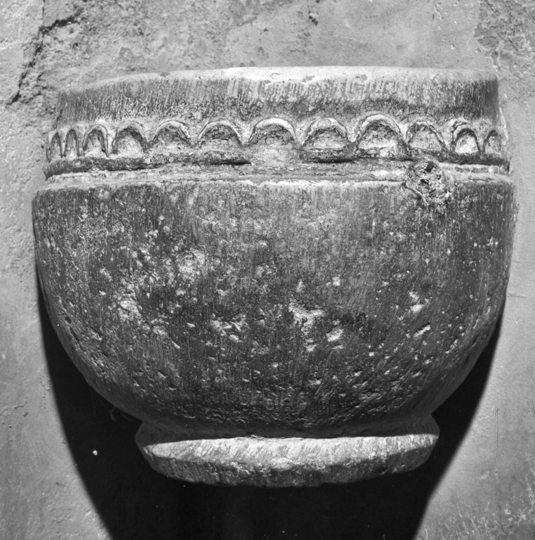 acquasantiera da parete - ambito laziale (sec. XIV)