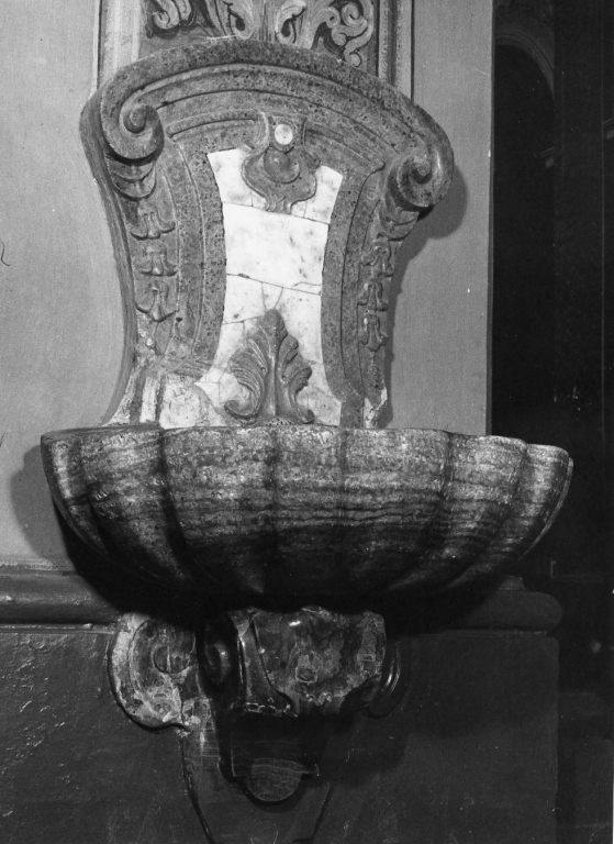 acquasantiera da parete - ambito laziale (sec. XVIII)