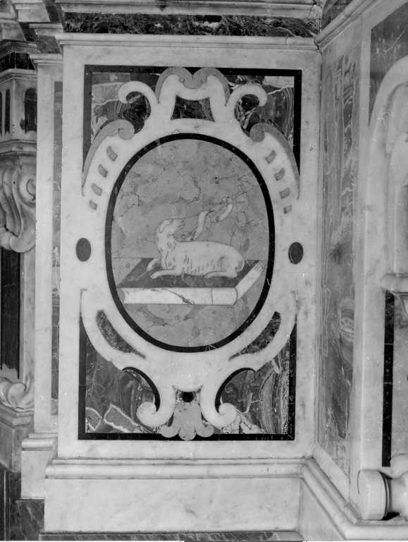 scudo con agnello e libro (decorazione a intarsio) - ambito napoletano (sec. XVIII)