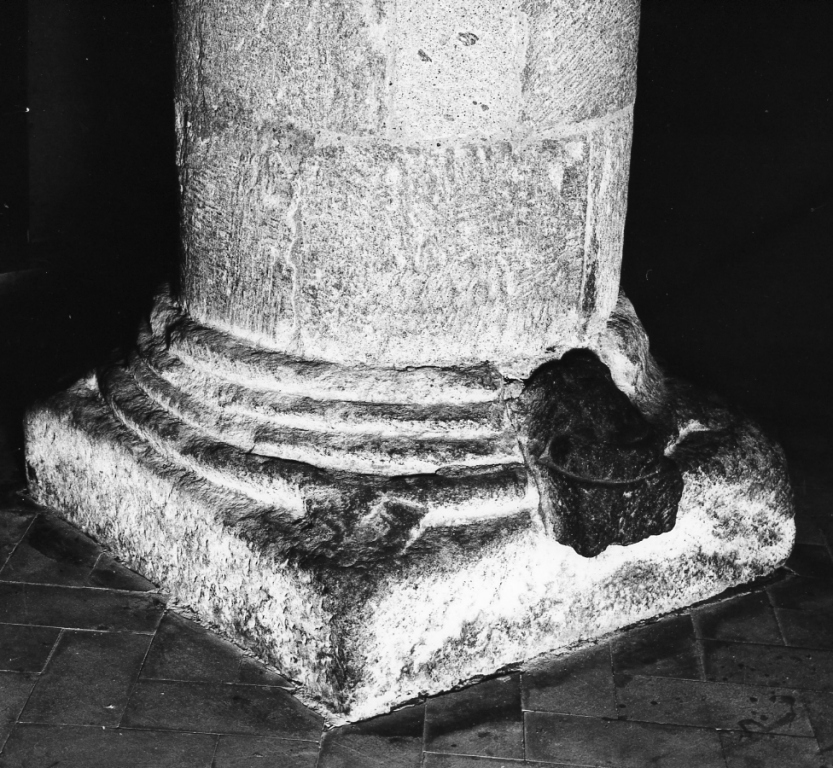 base, frammento - ambito laziale (sec. XII)