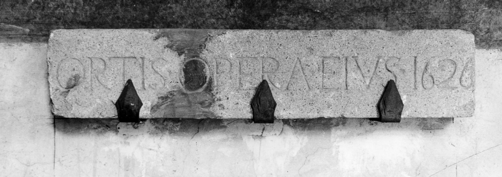 architrave, frammento - ambito laziale (sec. XVII)