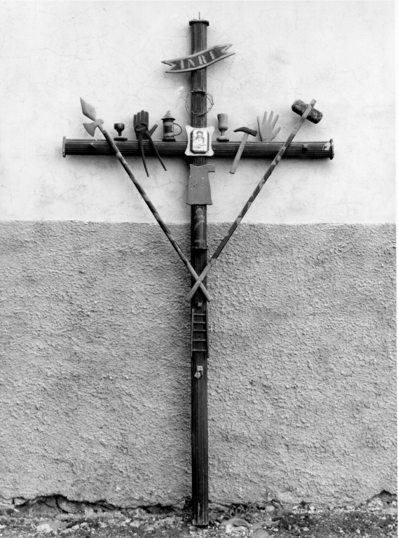 strumenti della passione (croce processionale) - ambito laziale (fine/inizio secc. XIX/ XX)