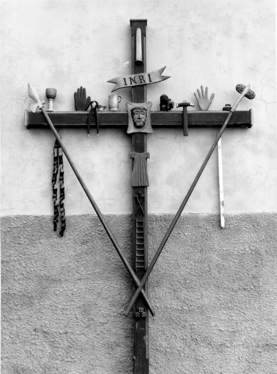 strumenti della passione (croce processionale) - ambito laziale (fine/inizio secc. XIX/ XX)