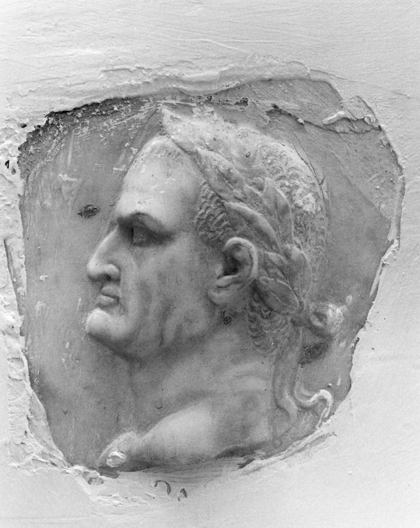 profilo dell'imperatore Giulio Cesare (rilievo) - ambito laziale (secc. XVIII/ XIX)