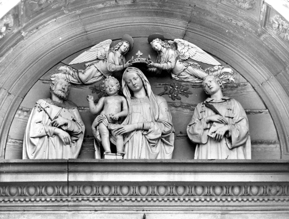 Trionfo della Madonna della Quercia, Madonna con Bambino tra San Domenico e San Lorenzo incoronata da due angeli (lunetta) di Della Robbia Andrea (sec. XVI)