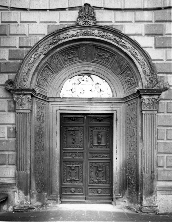 portale - ad arco, insieme di Bernardino di Giovanni da Viterbo, Domenico di Giacomo da Firenzuola (sec. XVI)