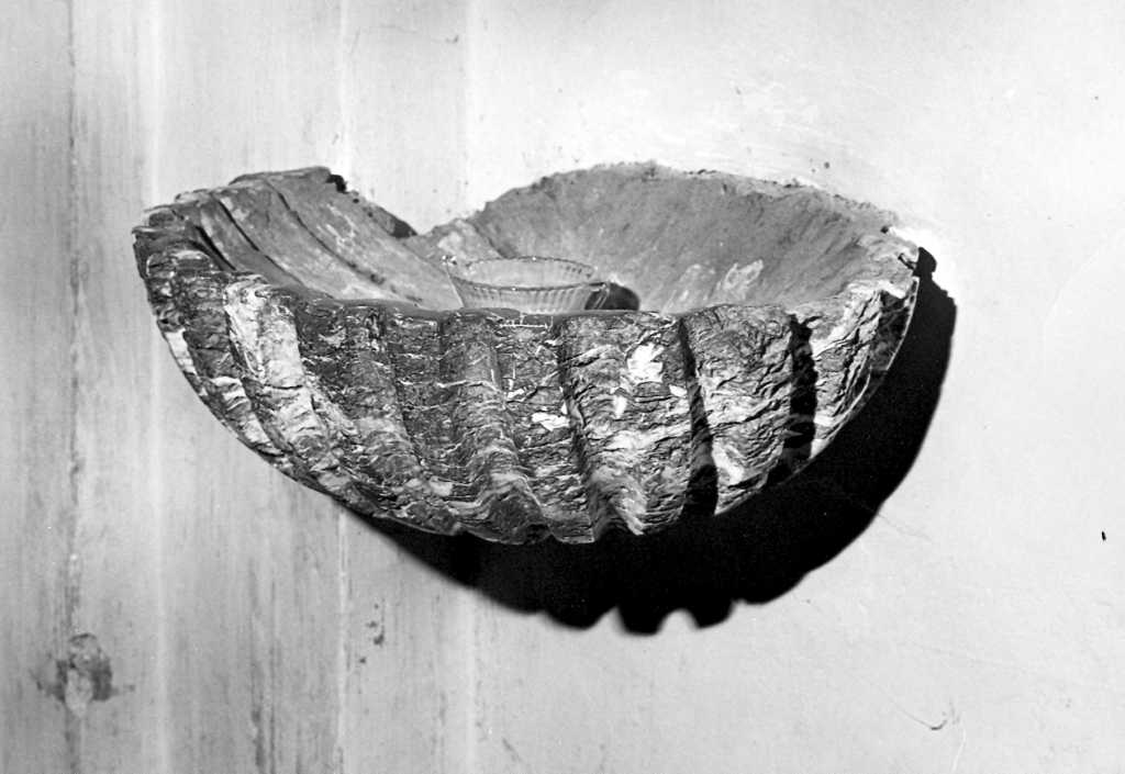 acquasantiera - a conchiglia, coppia - ambito laziale (fine/inizio secc. XVII/ XVIII)