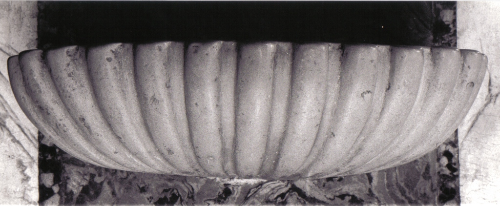 acquasantiera - a conchiglia - ambito laziale (sec. XVIII)