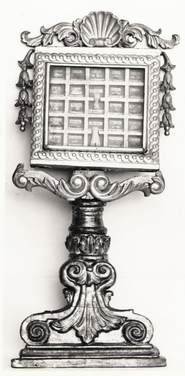 motivi decorativi vegetali e conchiglia (reliquiario) - ambito laziale (sec. XIX)