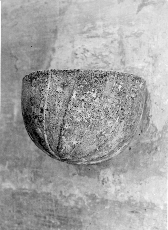 acquasantiera da parete - ambito laziale (secc. XVII/ XVIII)