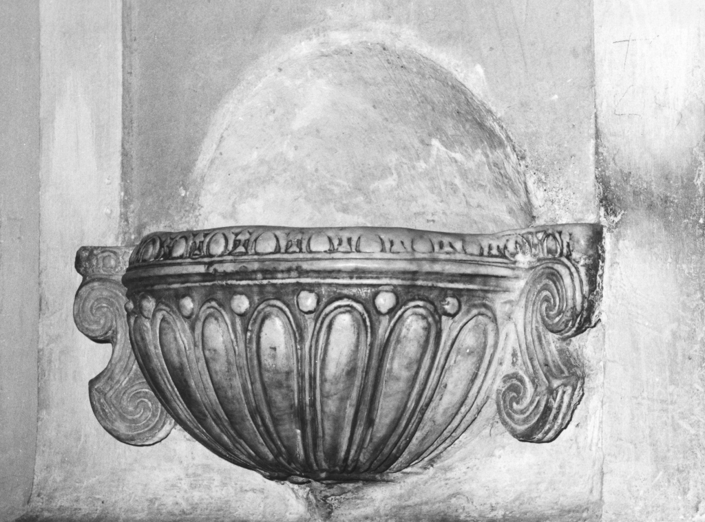 acquasantiera - a conchiglia - ambito romano (sec. XIV)