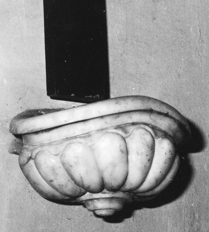 acquasantiera - a conchiglia - ambito romano (sec. XVII)