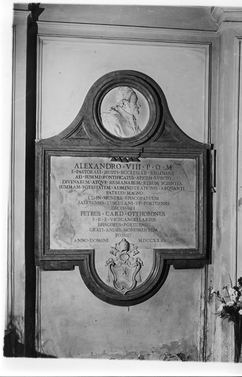 ritratto di Alessandro VIII (rilievo, elemento d'insieme) di Pincellotti Bartolomeo (sec. XVIII)