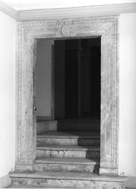 stemma del cardinale Pietro Ottoboni (mostra di portale, insieme) - ambito romano (prima metà sec. XVIII)