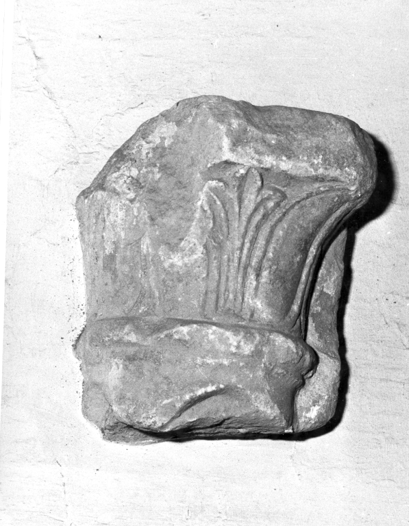 capitello, frammento - ambito laziale (fine/inizio secc. VIII/ IX)