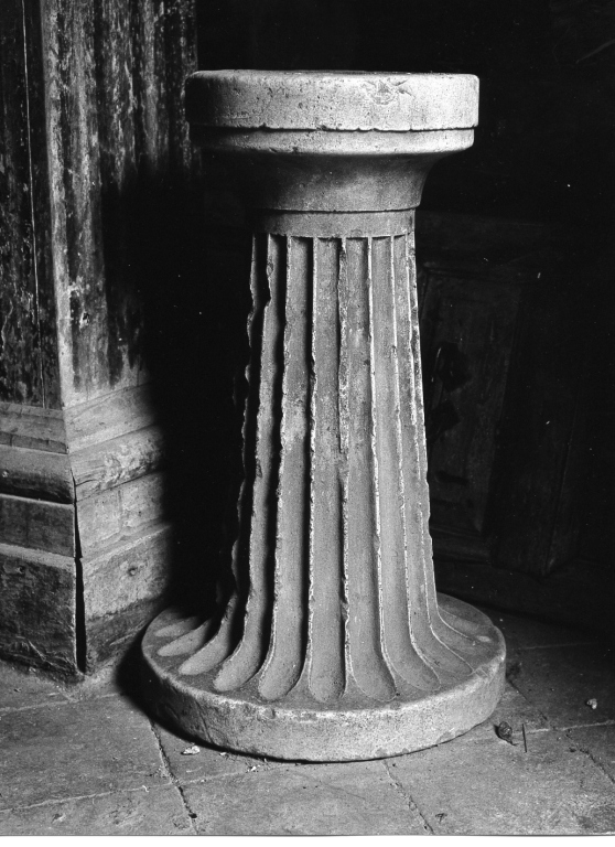 acquasantiera - a fusto - ambito laziale (sec. XVI)