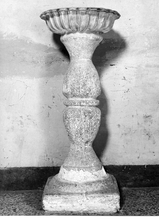 acquasantiera - a fusto - manifattura laziale (sec. XVI)