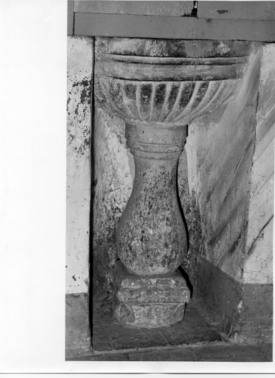 acquasantiera - a fusto - ambito laziale (sec. XVI)