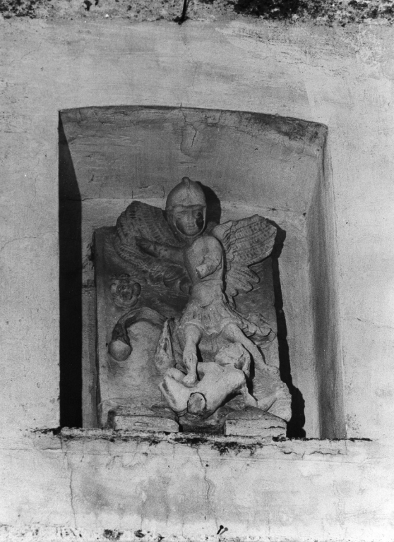 San Michele Arcangelo combatte Satana (scultura) - ambito laziale (fine/inizio secc. XVII/ XVIII)