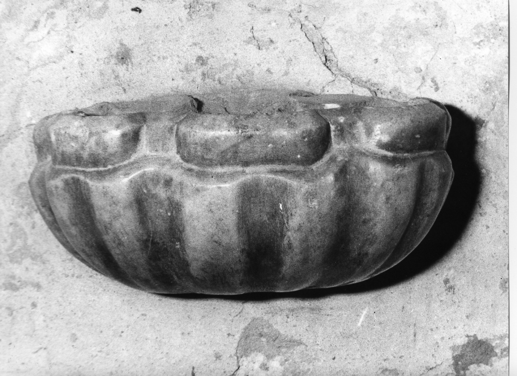 acquasantiera - a conchiglia - manifattura laziale (sec. XVIII)