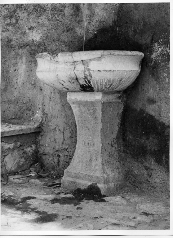 fontana - a muro - ambito laziale (sec. XX)