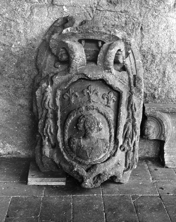 stemma vescovile (rilievo) - ambito laziale (sec. XVII)