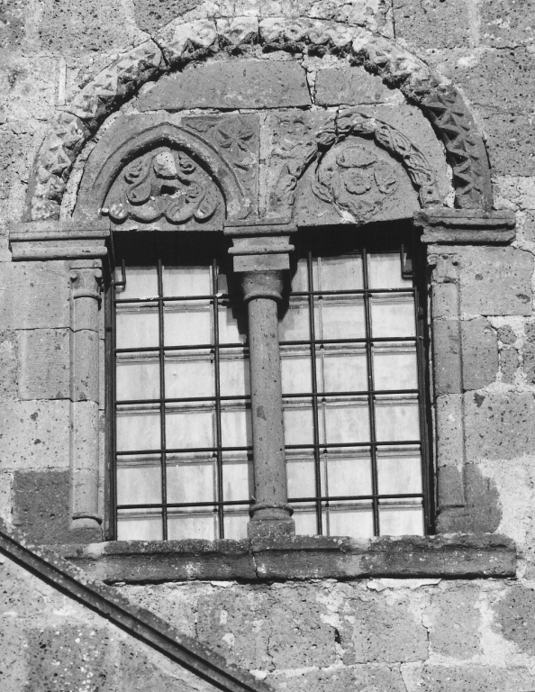 bifora - ambito laziale (sec. XIII)