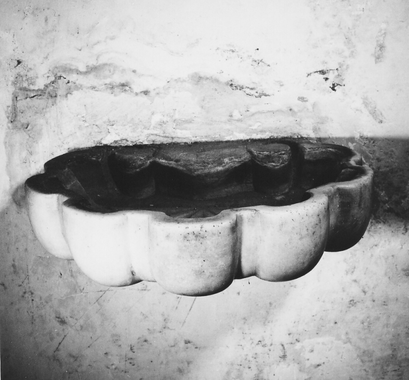 acquasantiera da parete - ambito laziale (sec. XVII)