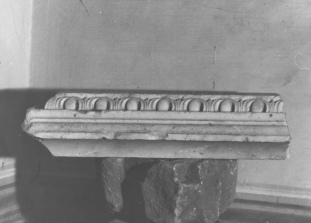 cornice architettonica, frammento - ambito laziale (secc. XV/ XVI)