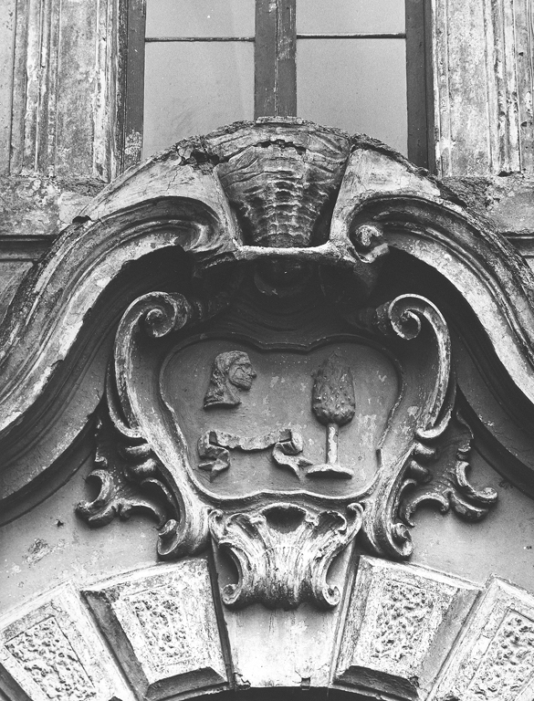 stemma gentilizio (scultura) - ambito Italia centrale (sec. XVIII)