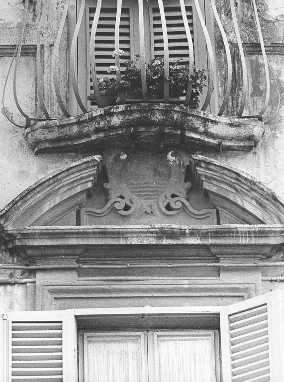 stemma gentilizio (scultura) - ambito Italia centrale (sec. XVIII)