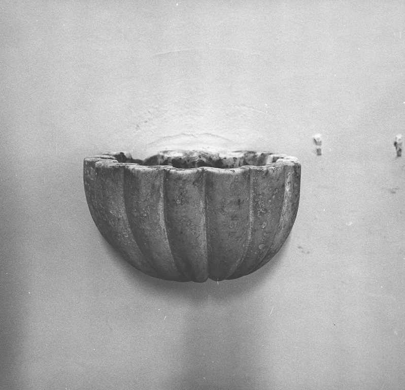 acquasantiera da parete - ambito Italia centrale (sec. XVII)