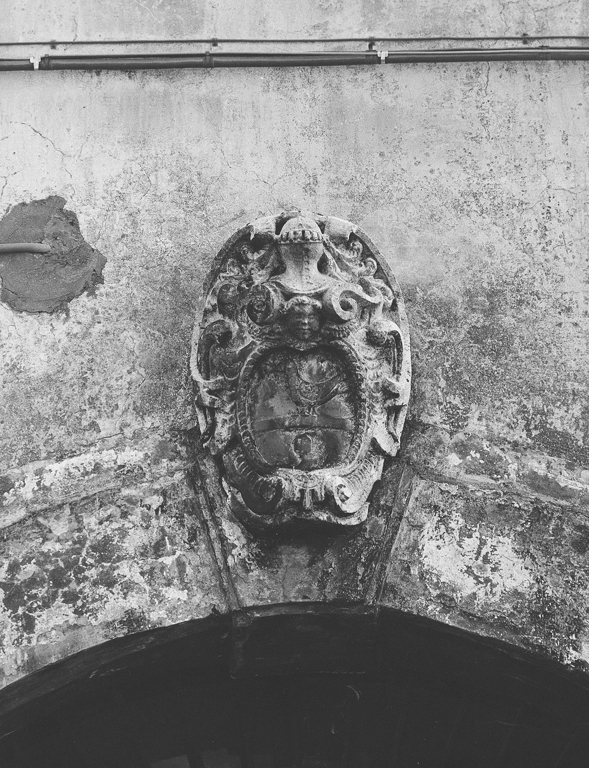 stemma gentilizio (scultura) - ambito Italia centrale (sec. XVI)