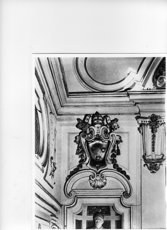 Stemma di Innocenzo XII Pignatelli (rilievo) di Mazzuoli Annibale (sec. XVIII)