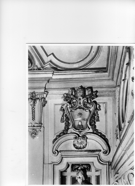 Stemma di Clemente XI- Albani (rilievo) di Mazzuoli Annibale (sec. XVIII)