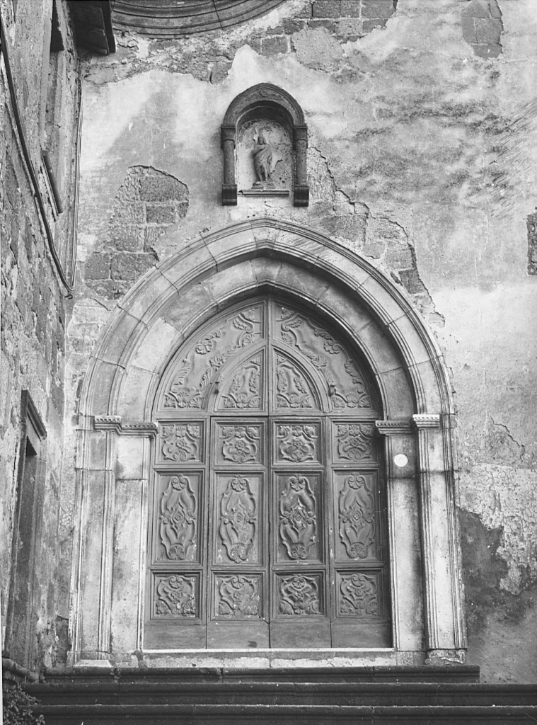 portale - a sesto acuto - ambito laziale (secc. XV/ XVI)