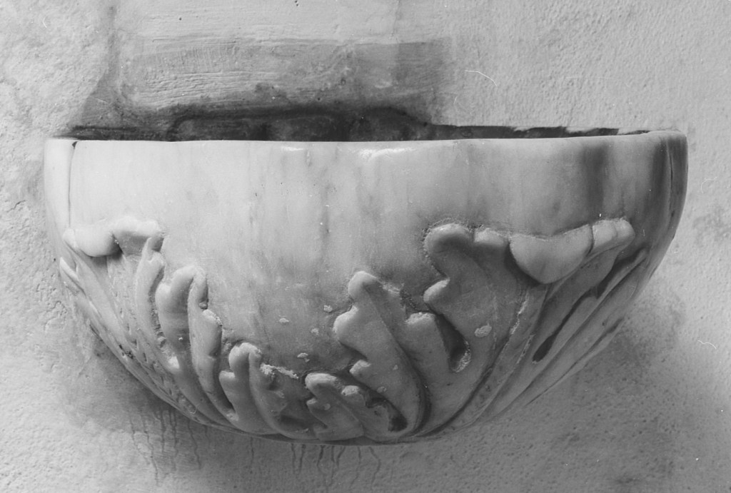 acquasantiera da parete - ambito laziale (fine/inizio secc. XVI/ XVII)